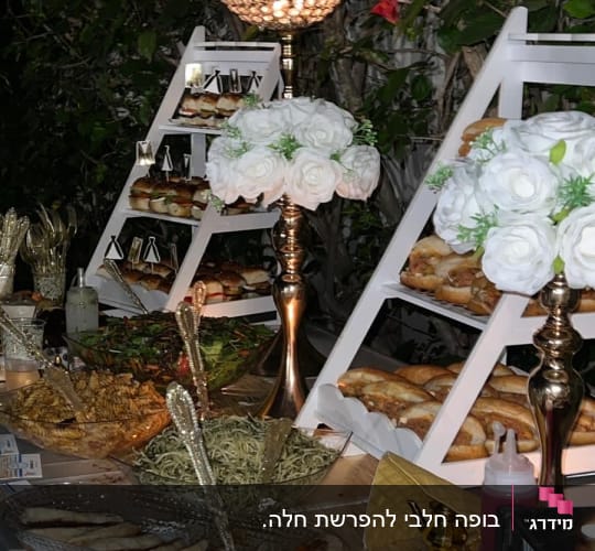 מגשי פסטה, סלטים וכריכים על שולחן קייטרינג